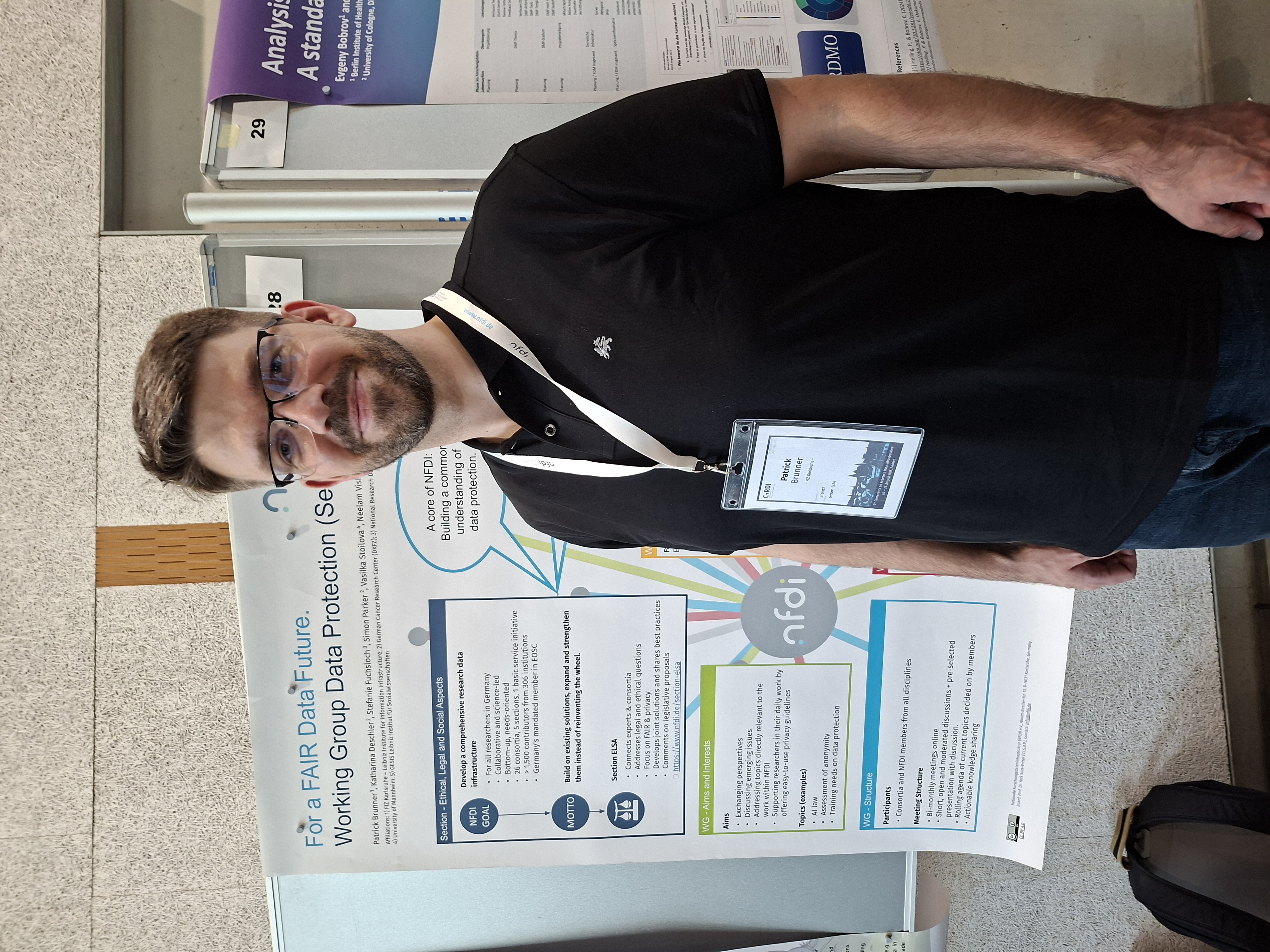 Foto zeigt Patrick Brunner vor einem Poster