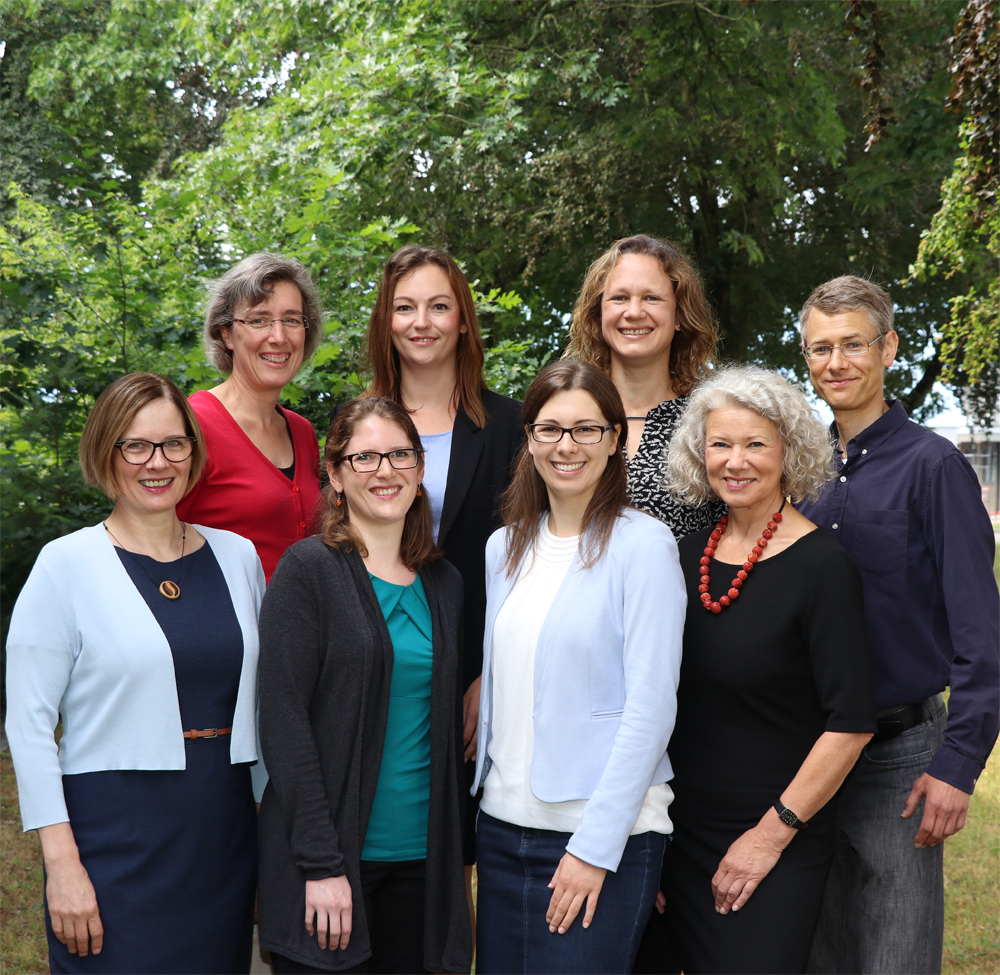 FIZ Search Service Team – from left to right: Monika Stepke, Lisa Nied, Britta Scheithauer, Thomas Stengel, Renate Hedderich, Christine Hansen, Miriam Schwamborn, Annette Roth FIZ Search Service Team – from left to right: Monika Stepke, Lisa Nied, Britta Scheithauer, Thomas Stengel, Renate Hedderich, Christine Hansen, Miriam Schwamborn, Annette Roth