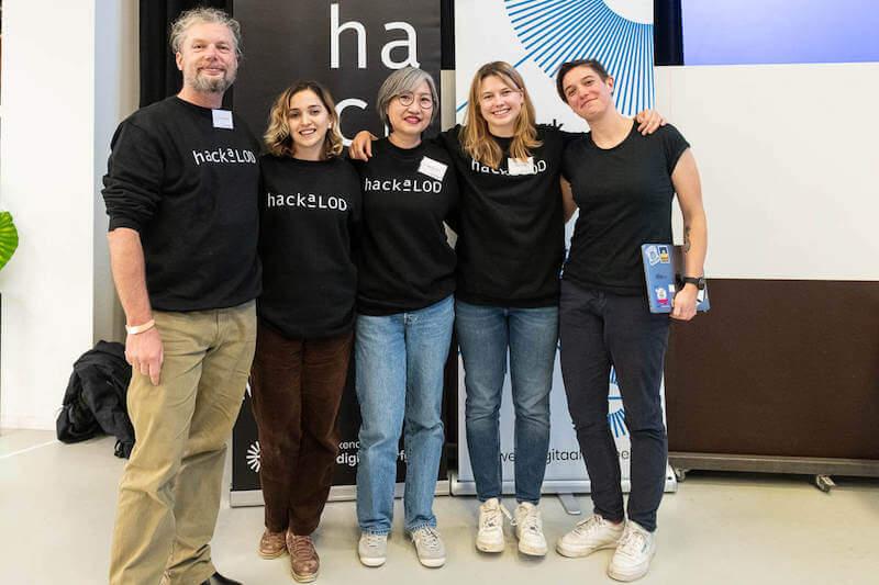 Team FIZ auf dem HackaLOD 2023, v.l.n.r. Etienne Posthumus, Mahsa Vafaie, Mary Ann Tan, Sasha Bruns und Tabea Tietz.