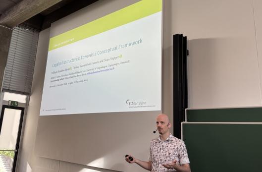 Foto von Dr. Felix Bieker am Rednerpult bei seiner Keynote