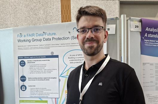Foto zeigt Patrick Brunner vor einem Poster